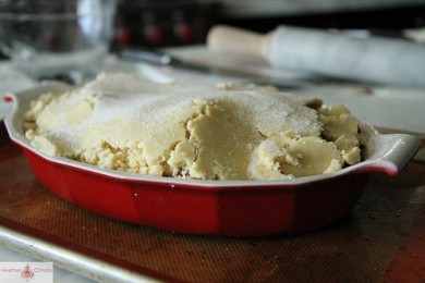 Клубника с ревенем под сладким печеньем - приготовление