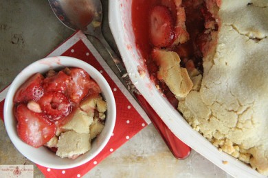 Клубника с ревенем под сладким печеньем - приготовление