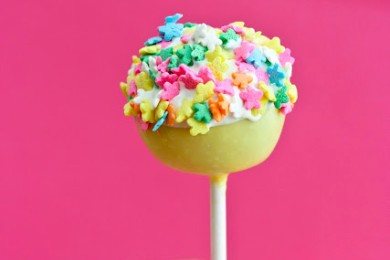 Пасхальные бисквитные чупа-чупсы - приготовление