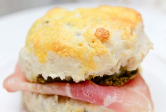 Булочки из трюфелей и пармезана с соусом песто и прошутто