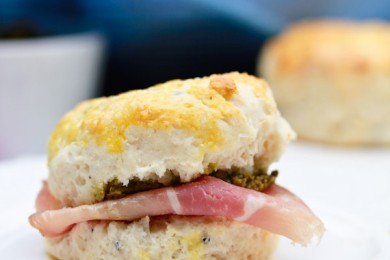 Булочки из трюфелей и пармезана с соусом песто и прошутто - приготовление