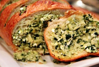 Хлеб с начинкой из артишоков, феты и чеснока