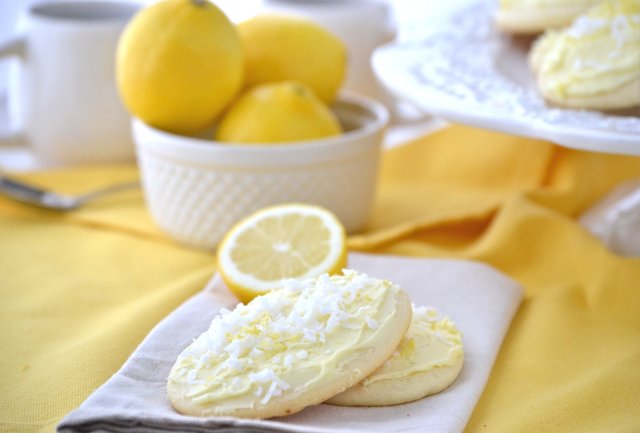 Сахарное печенье с лимонной глазурью