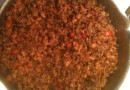 Поджаренный говяжий фарш с острым соусом