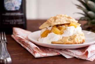 Пирожные с пивом и ананасами