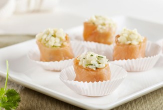 Роллы с копченым лососем и васаби