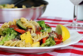 Паста под соусом с овощами и колбасой