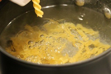 Паста под соусом с овощами и колбасой - приготовление