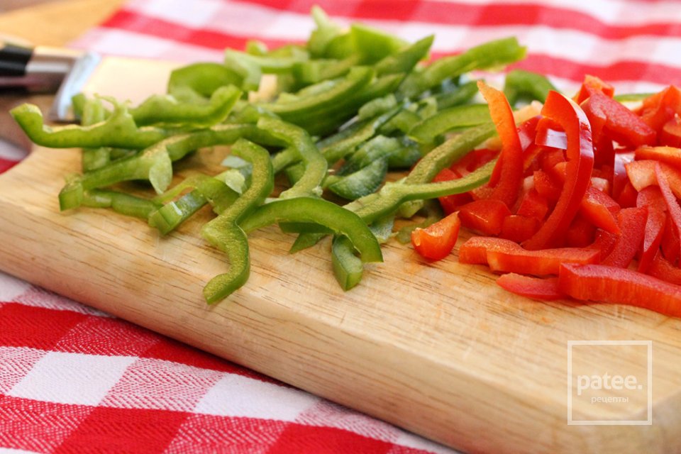 Паста под соусом с овощами и колбасой - Шаг 2