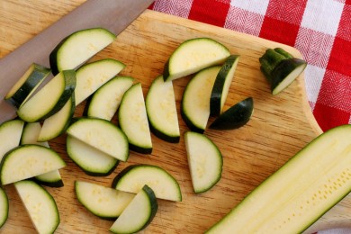 Паста под соусом с овощами и колбасой - приготовление