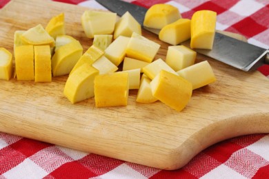 Паста под соусом с овощами и колбасой - приготовление