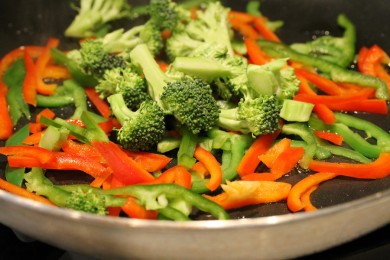 Паста под соусом с овощами и колбасой - приготовление