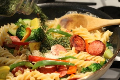 Паста под соусом с овощами и колбасой - приготовление