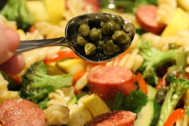 Паста под соусом с овощами и колбасой - приготовление