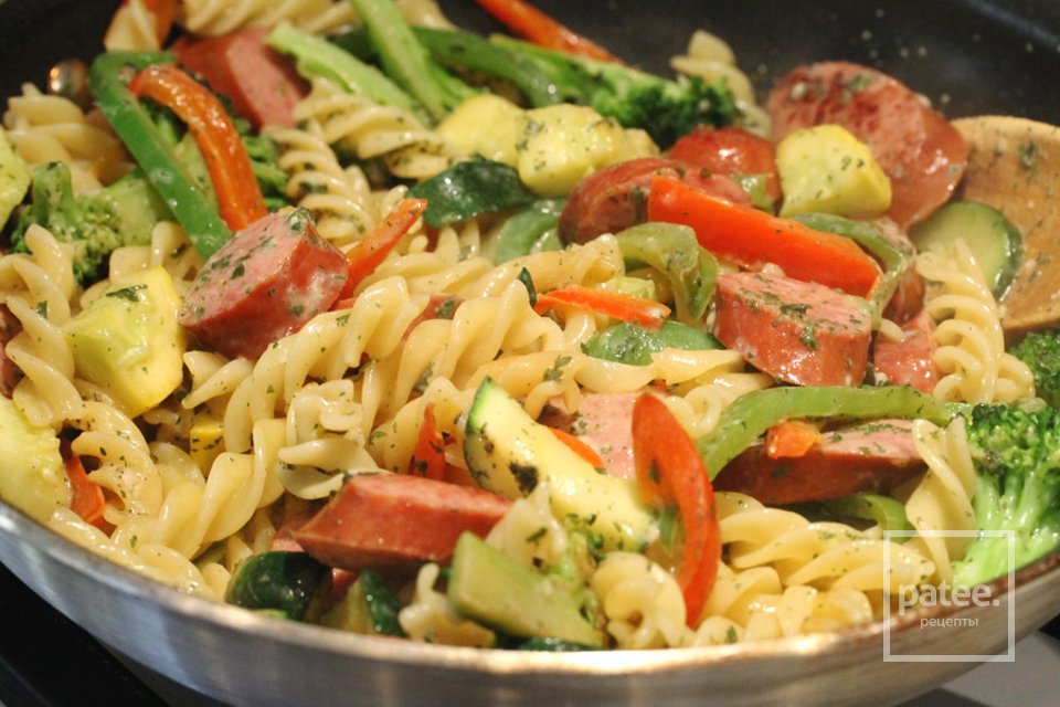 Паста под соусом с овощами и колбасой - Шаг 9