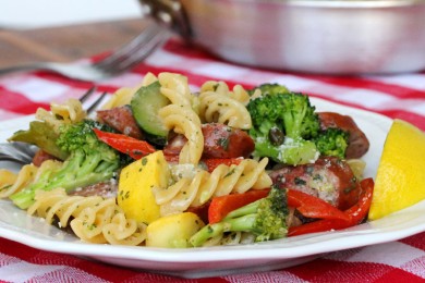 Паста под соусом с овощами и колбасой - приготовление