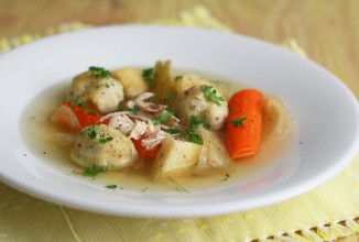 Куриный суп с фрикадельками из мацы