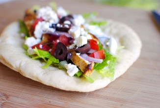 Греческий хлеб пита с курицей и приправами