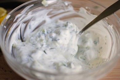 Греческий хлеб пита с курицей и приправами - приготовление