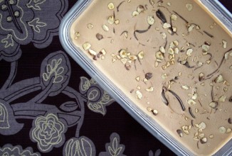 Шоколадное мороженое со вкусом ирисок