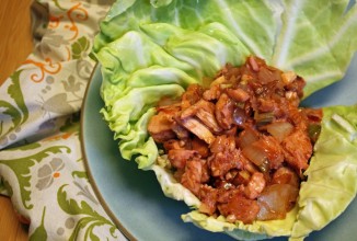 Курица с миндалем на капустном листе