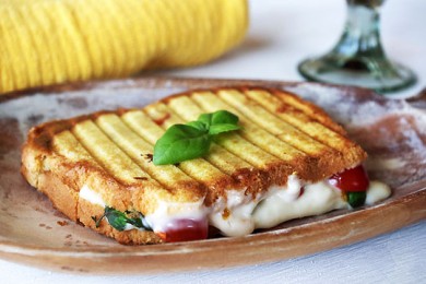 Рецепт Необычный бутерброд Капрезе с соусом
