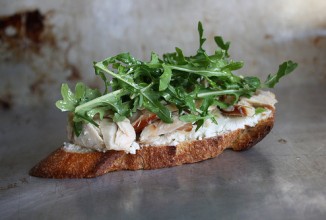 Кростини с копченым лососем