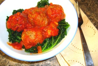 Фрикадельки в томатном соусе с тушеной капустой