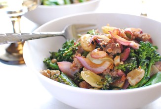 Итальянская колбаса с брокколи и виноградом