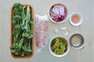 Итальянская колбаса с брокколи и виноградом - приготовление