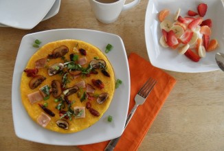 Омлет по-французски с копченой индейкой,  вялеными помидорами и базиликом