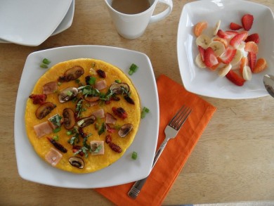 Рецепт Омлет по-французски с копченой индейкой,  вялеными помидорами и базиликом