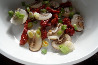 Омлет по-французски с копченой индейкой,  вялеными помидорами и базиликом - приготовление