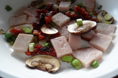 Омлет по-французски с копченой индейкой,  вялеными помидорами и базиликом - приготовление