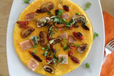 Омлет по-французски с копченой индейкой,  вялеными помидорами и базиликом - приготовление