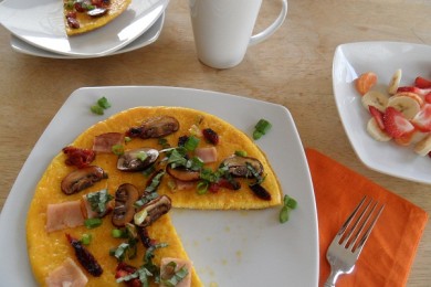 Омлет по-французски с копченой индейкой,  вялеными помидорами и базиликом - приготовление