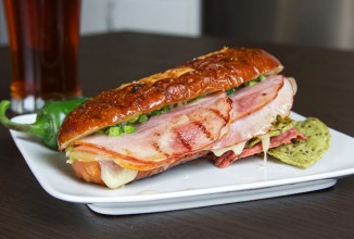 Бутерброд панини с сыром, ветчиной и халапеньо