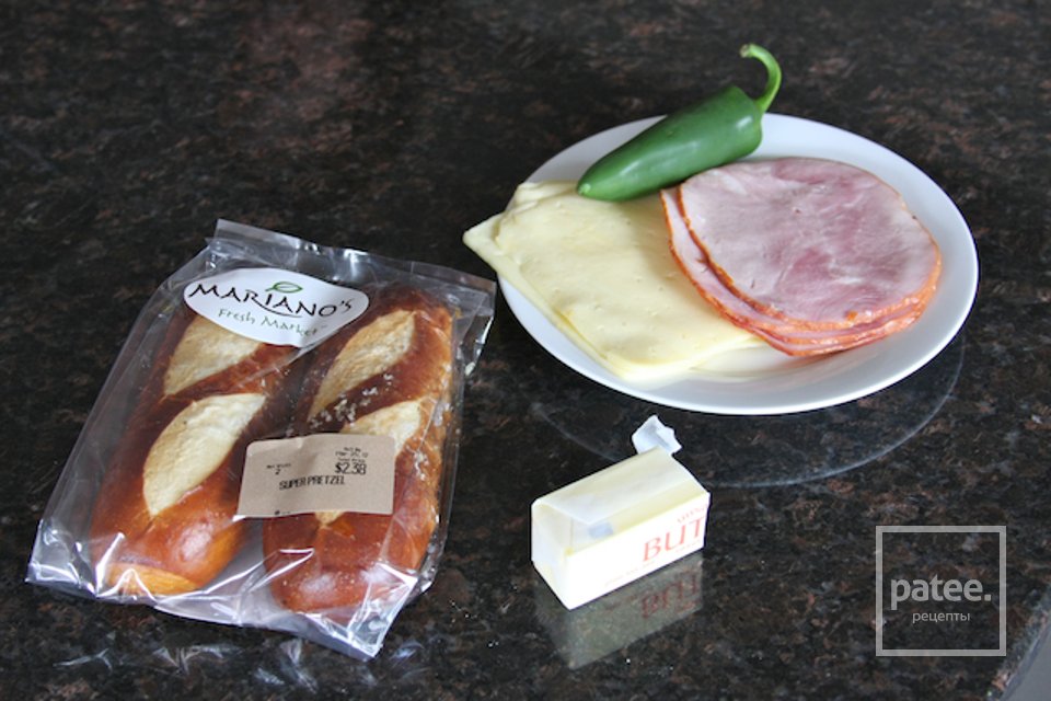 Бутерброд панини с сыром, ветчиной и халапеньо - Шаг 1