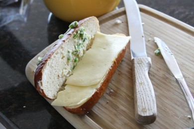 Бутерброд панини с сыром, ветчиной и халапеньо - приготовление