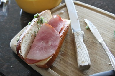 Бутерброд панини с сыром, ветчиной и халапеньо - приготовление