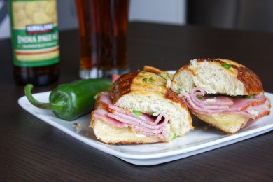 Бутерброд панини с сыром, ветчиной и халапеньо - приготовление