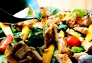 Летний салат с манго и курицей-гриль