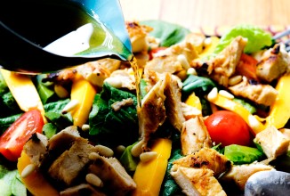 Летний салат с манго и курицей-гриль