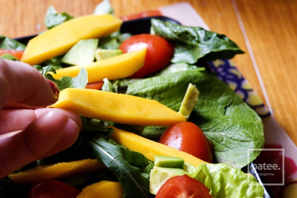 Летний салат с манго и курицей-гриль - Шаг 8