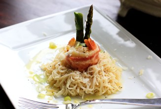 Паста со спаржей и креветками, завернутыми в бекон