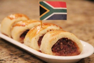 Свино-говяжие колбаски в тесте