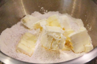 Свино-говяжие колбаски в тесте - приготовление