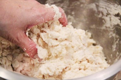 Свино-говяжие колбаски в тесте - приготовление