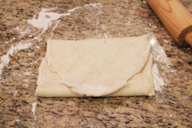 Свино-говяжие колбаски в тесте - приготовление