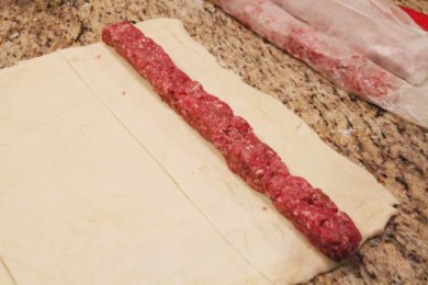 Свино-говяжие колбаски в тесте - приготовление